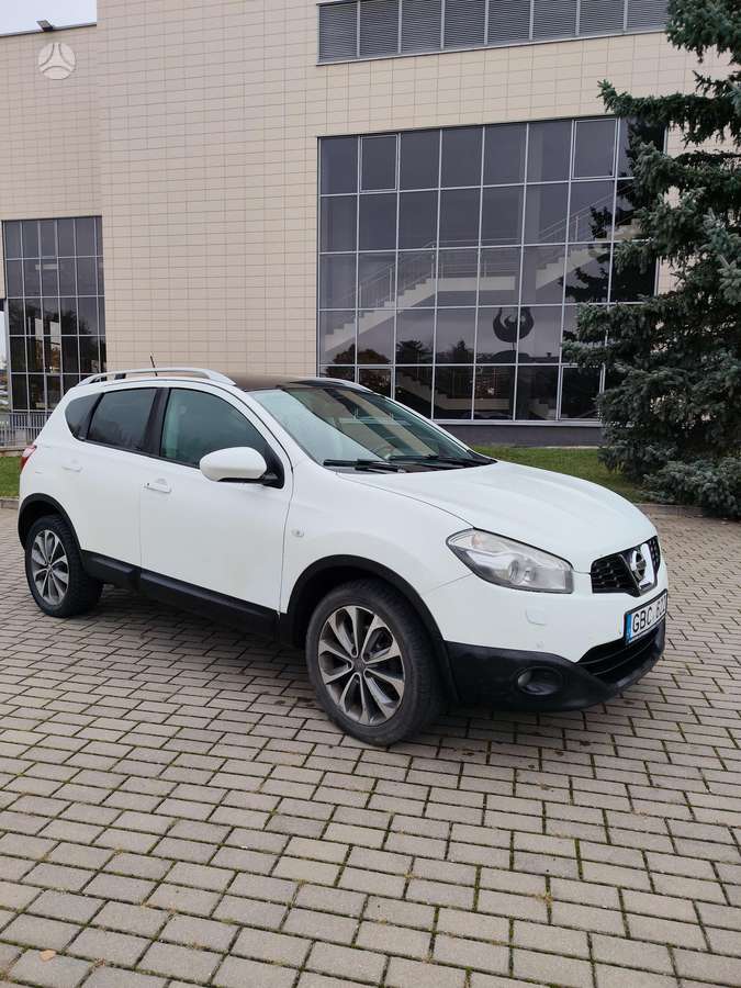 Nissan Qashqai 2011 — interior