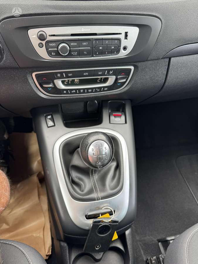 Renault Scenic 2015 — photo 23