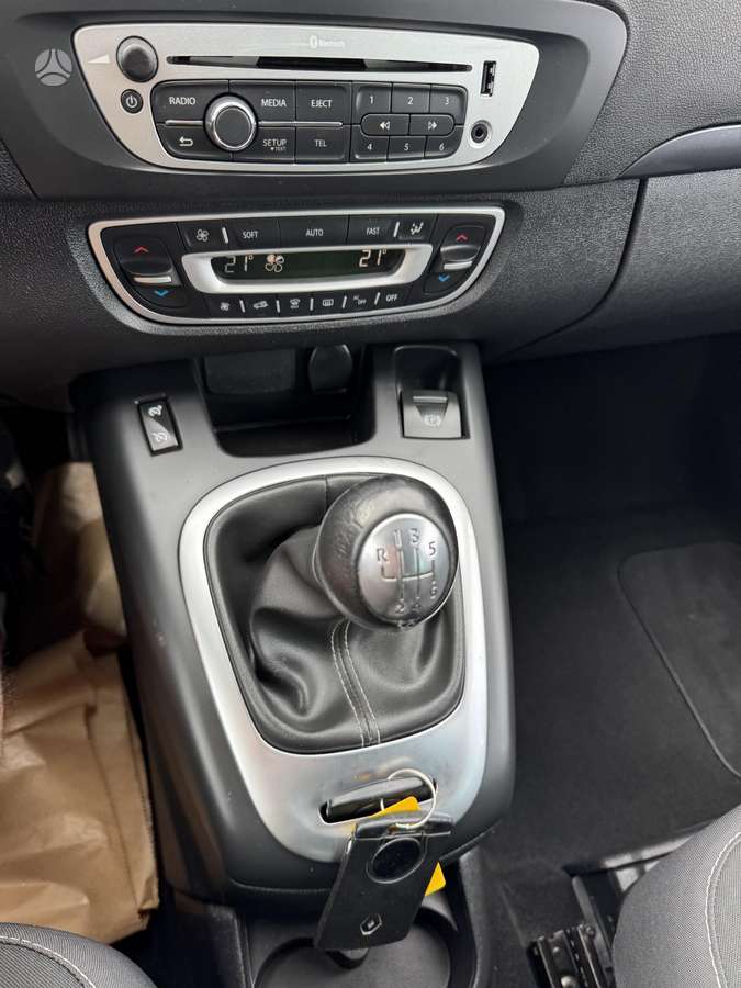 Renault Scenic 2015 — photo 32