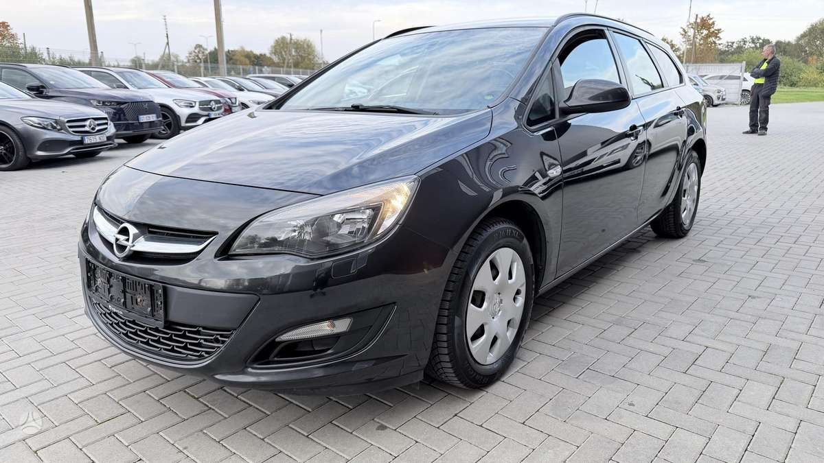Opel Astra 2015 — rear view