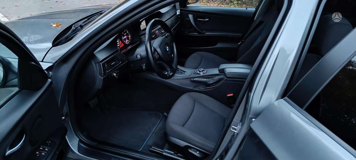 BMW 320 2010 — photo 12