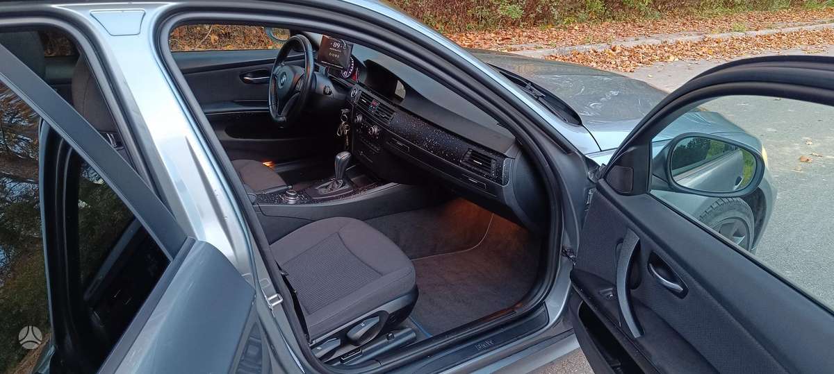 BMW 320 2010 — photo 14