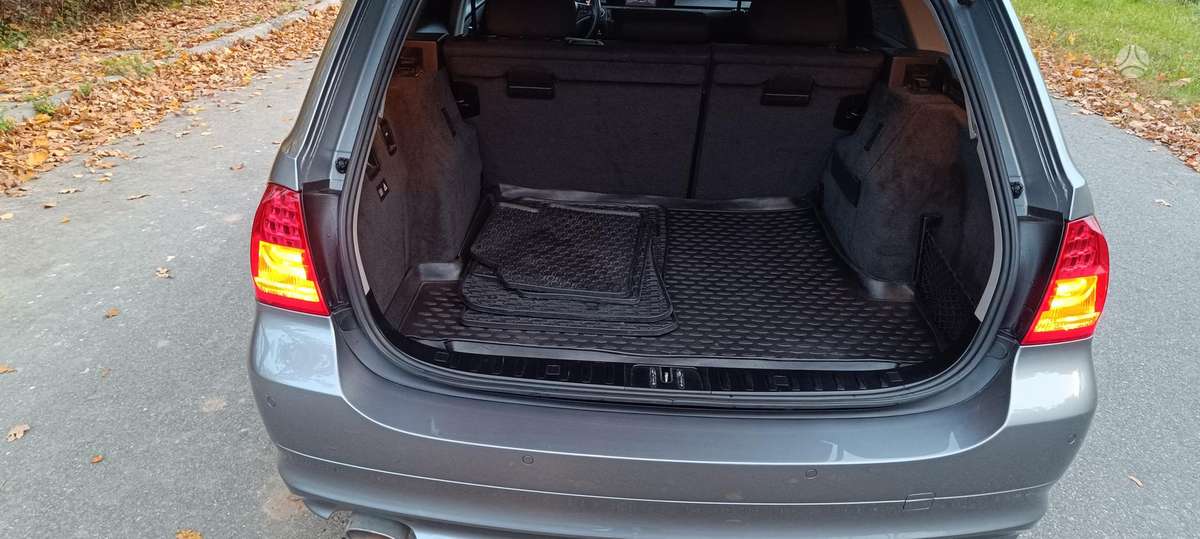 BMW 320 2010 — photo 16