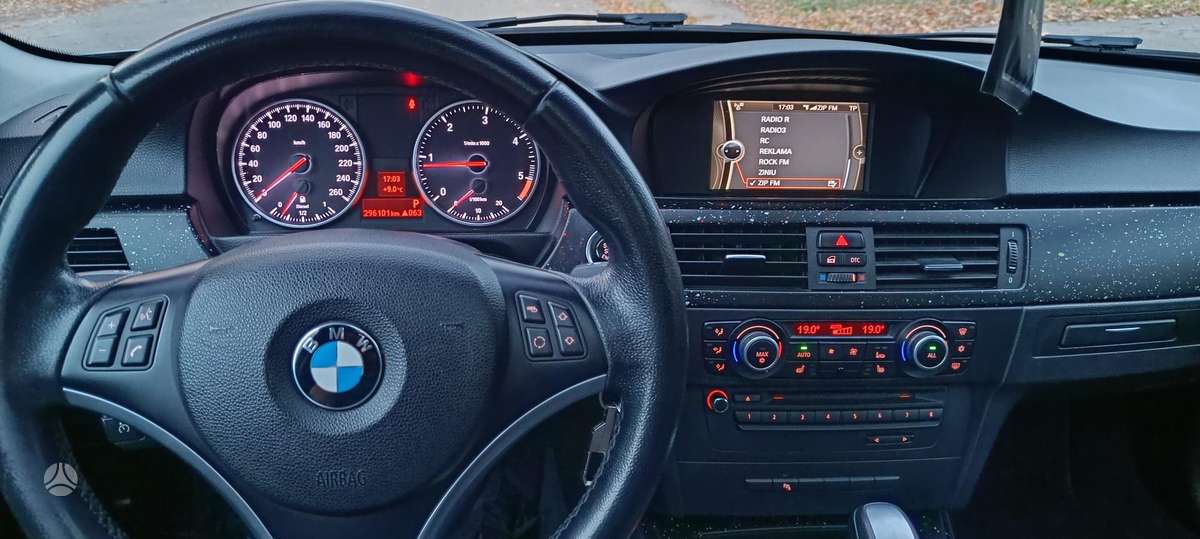 BMW 320 2010 — photo 17
