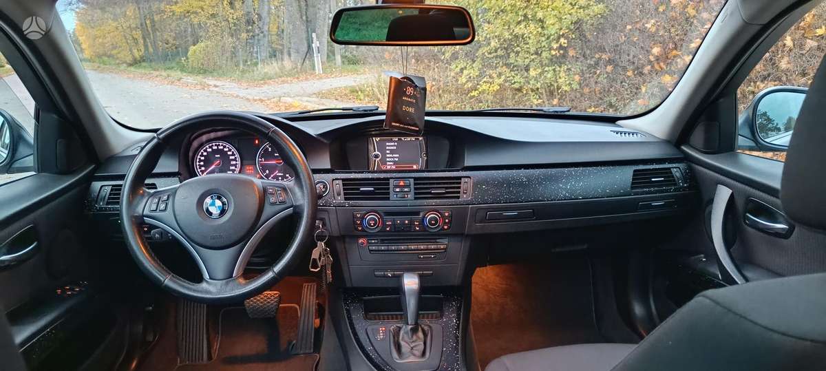 BMW 320 2010 — photo 18