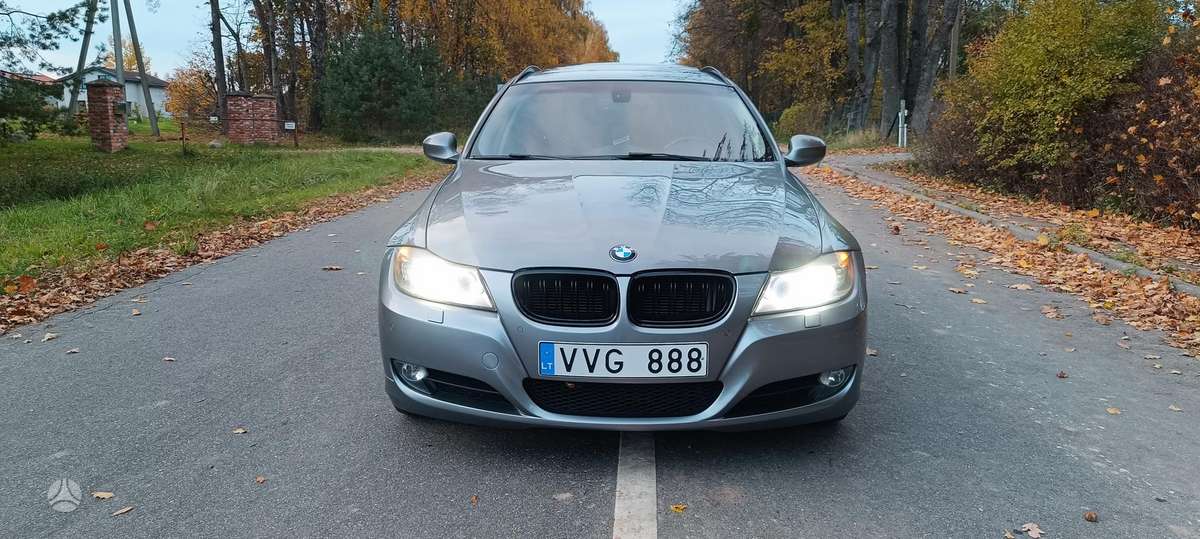 BMW 320 2010 — interior