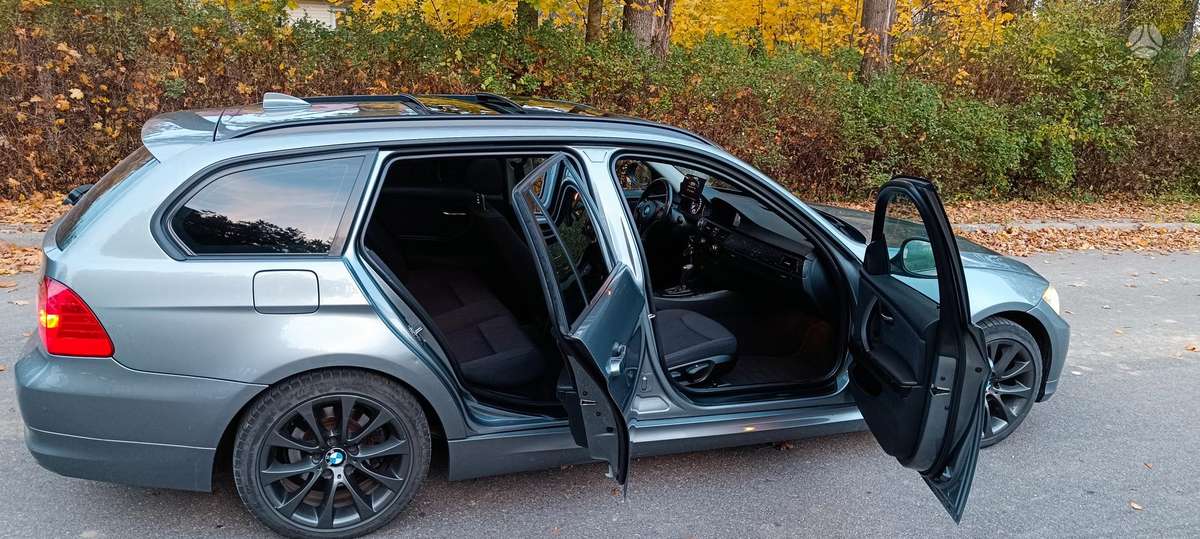BMW 320 2010 — photo 9