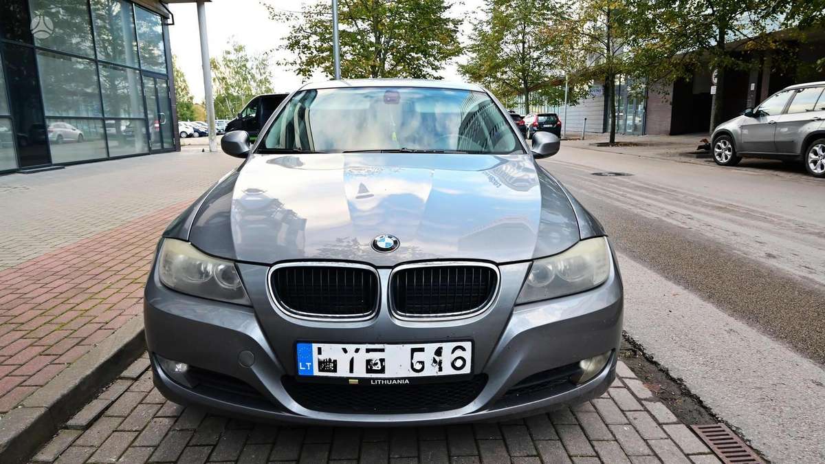BMW 320 2008 — rear view