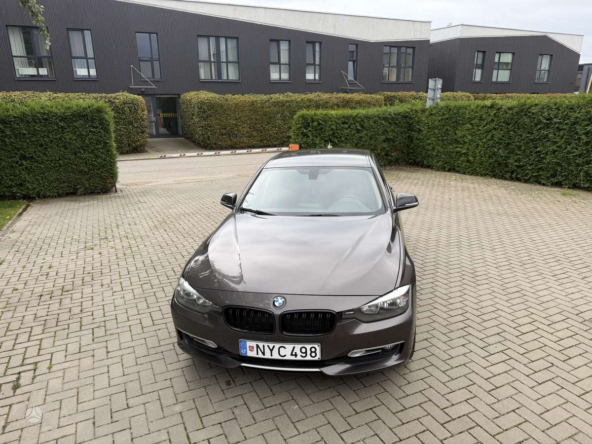 BMW 320 2013 — салон