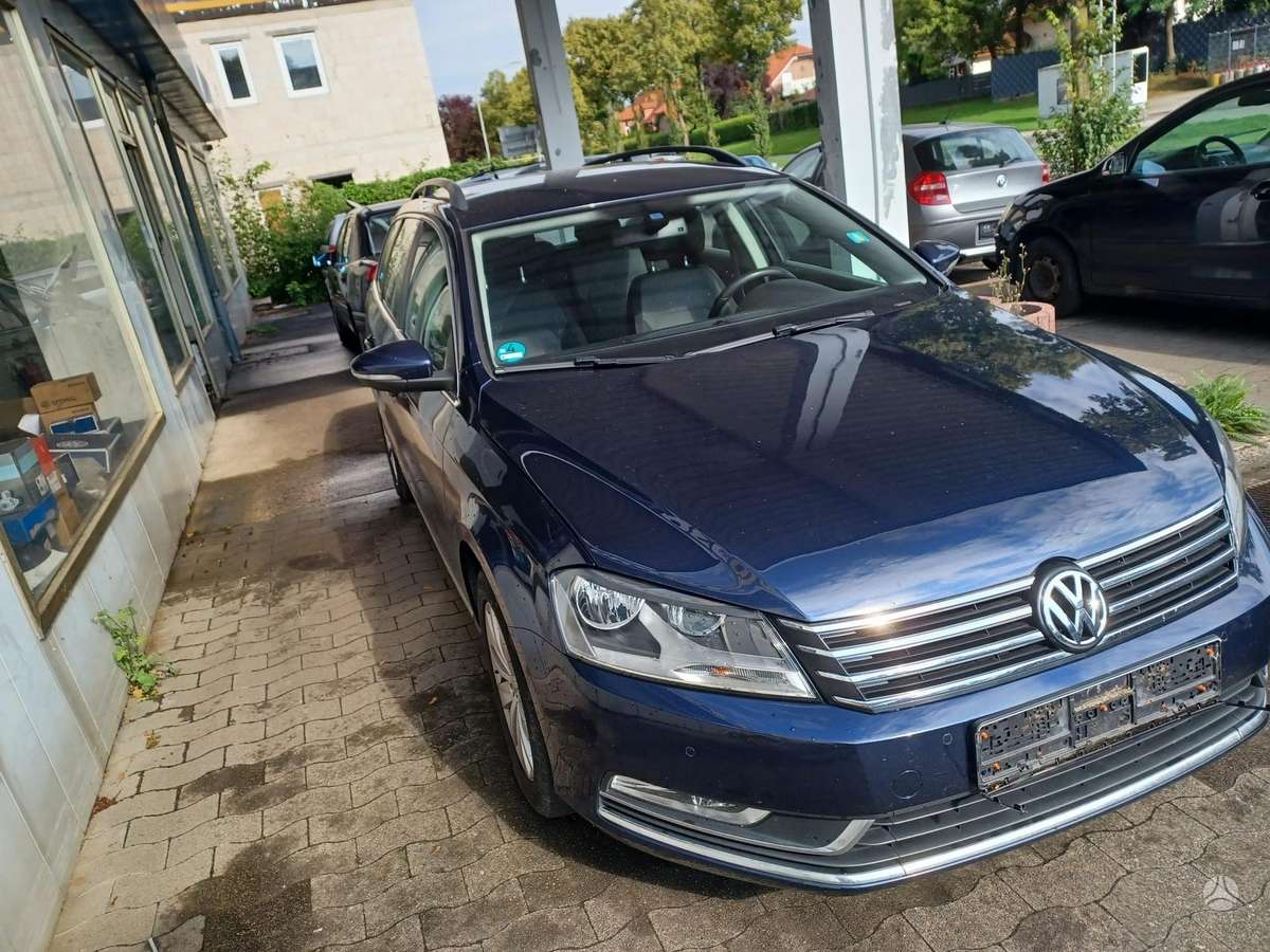 Volkswagen Passat 2012 — rear view