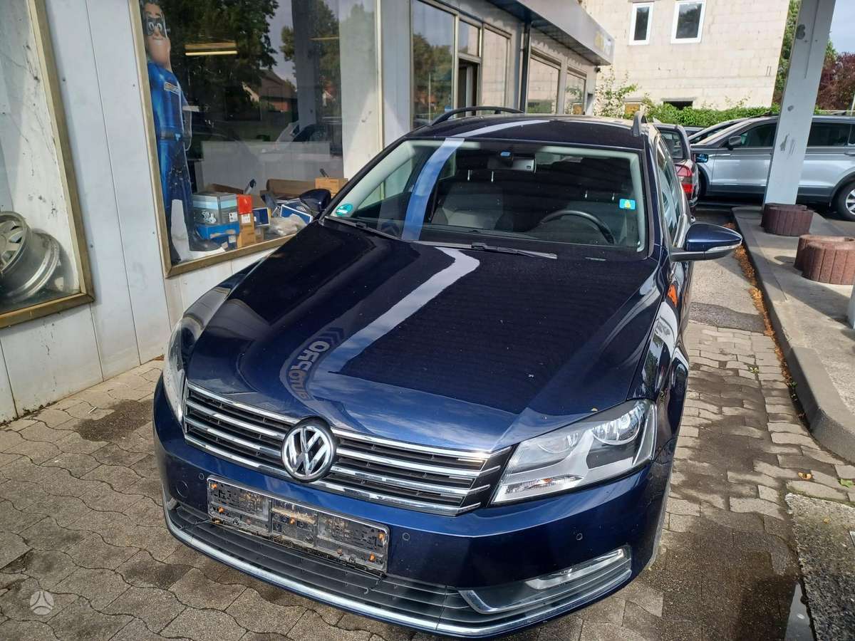 Volkswagen Passat 2012 — interior