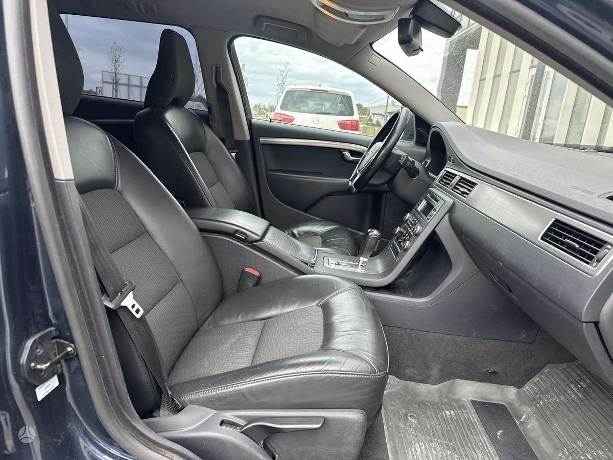 Volvo V70 2010 — photo 11