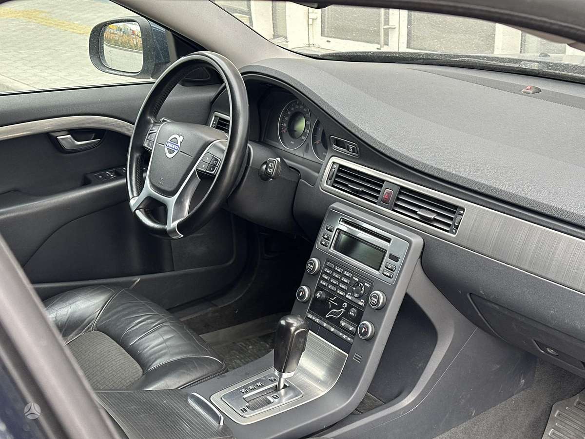 Volvo V70 2010 — photo 12