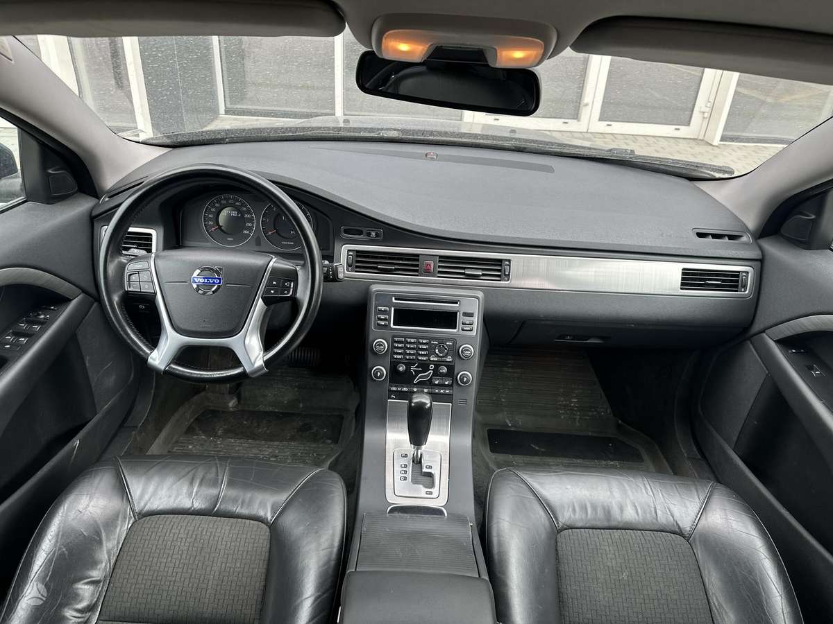 Volvo V70 2010 — photo 13