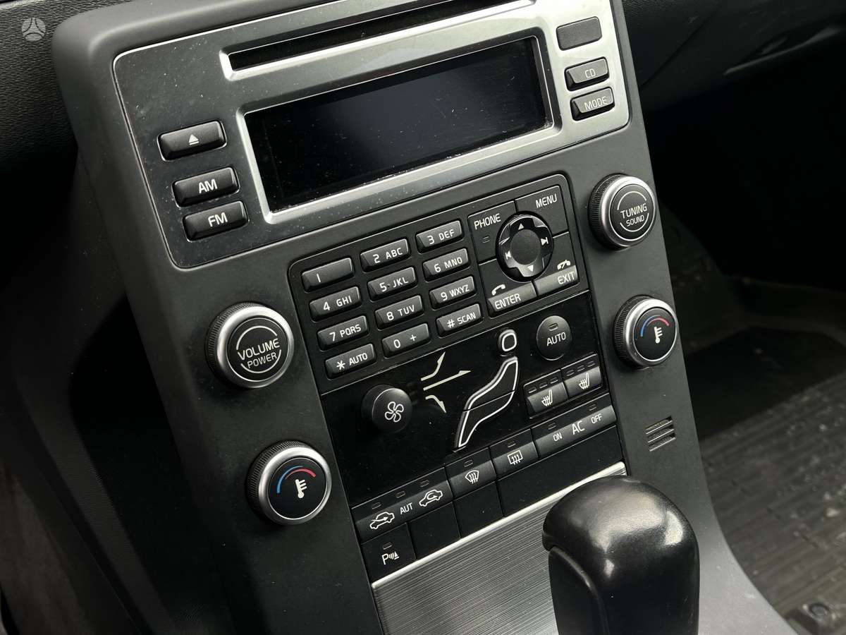 Volvo V70 2010 — photo 14