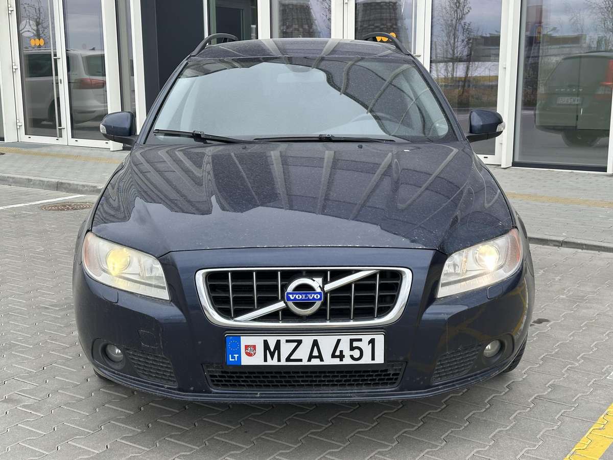 Volvo V70 2010 — rear view