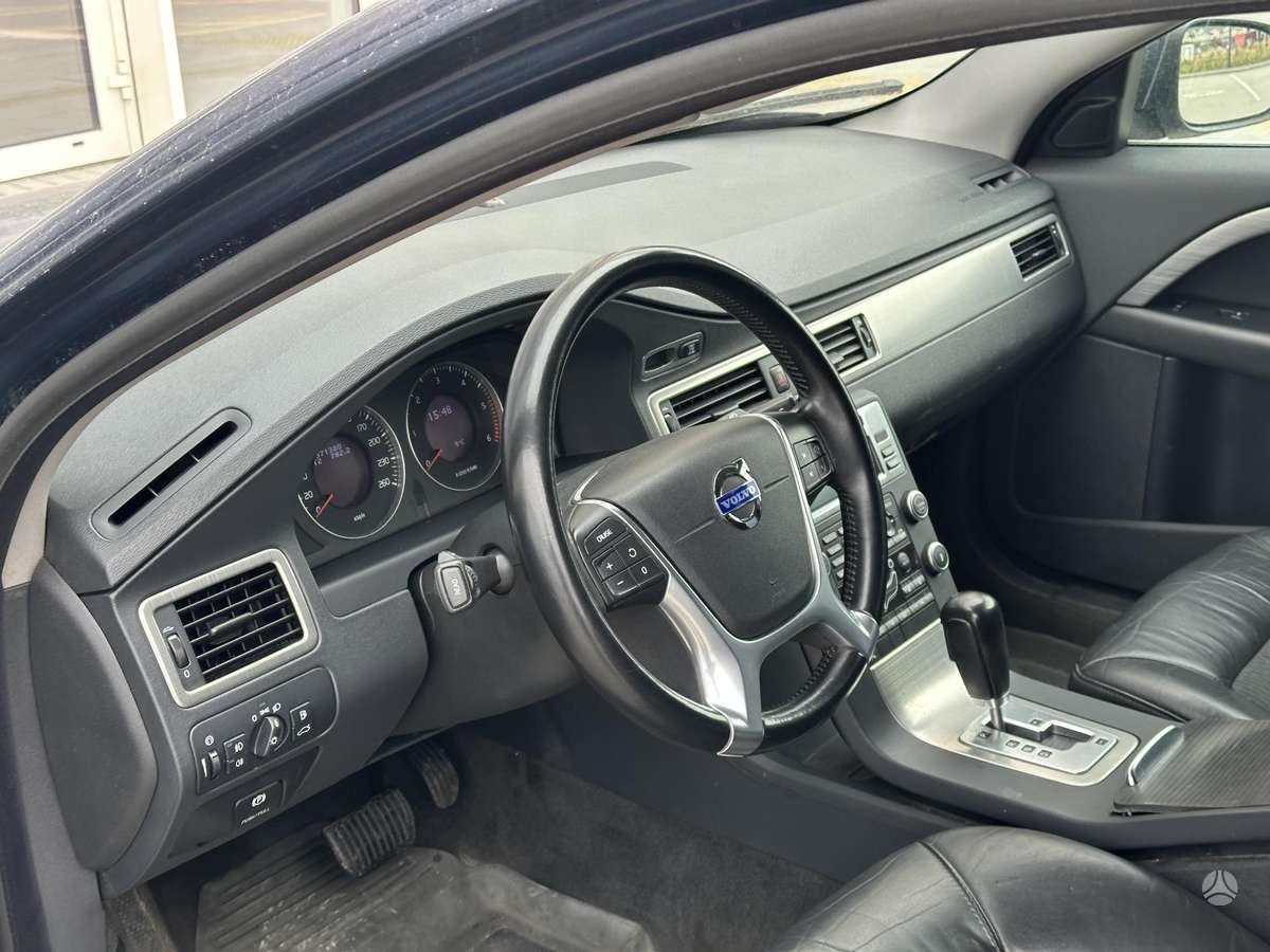 Volvo V70 2010 — photo 7