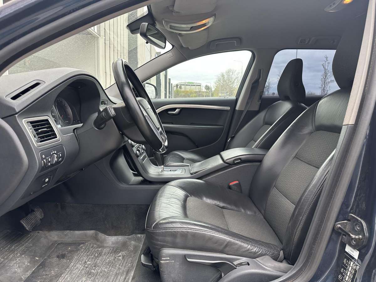 Volvo V70 2010 — photo 8