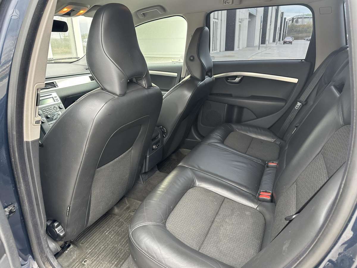 Volvo V70 2010 — photo 9