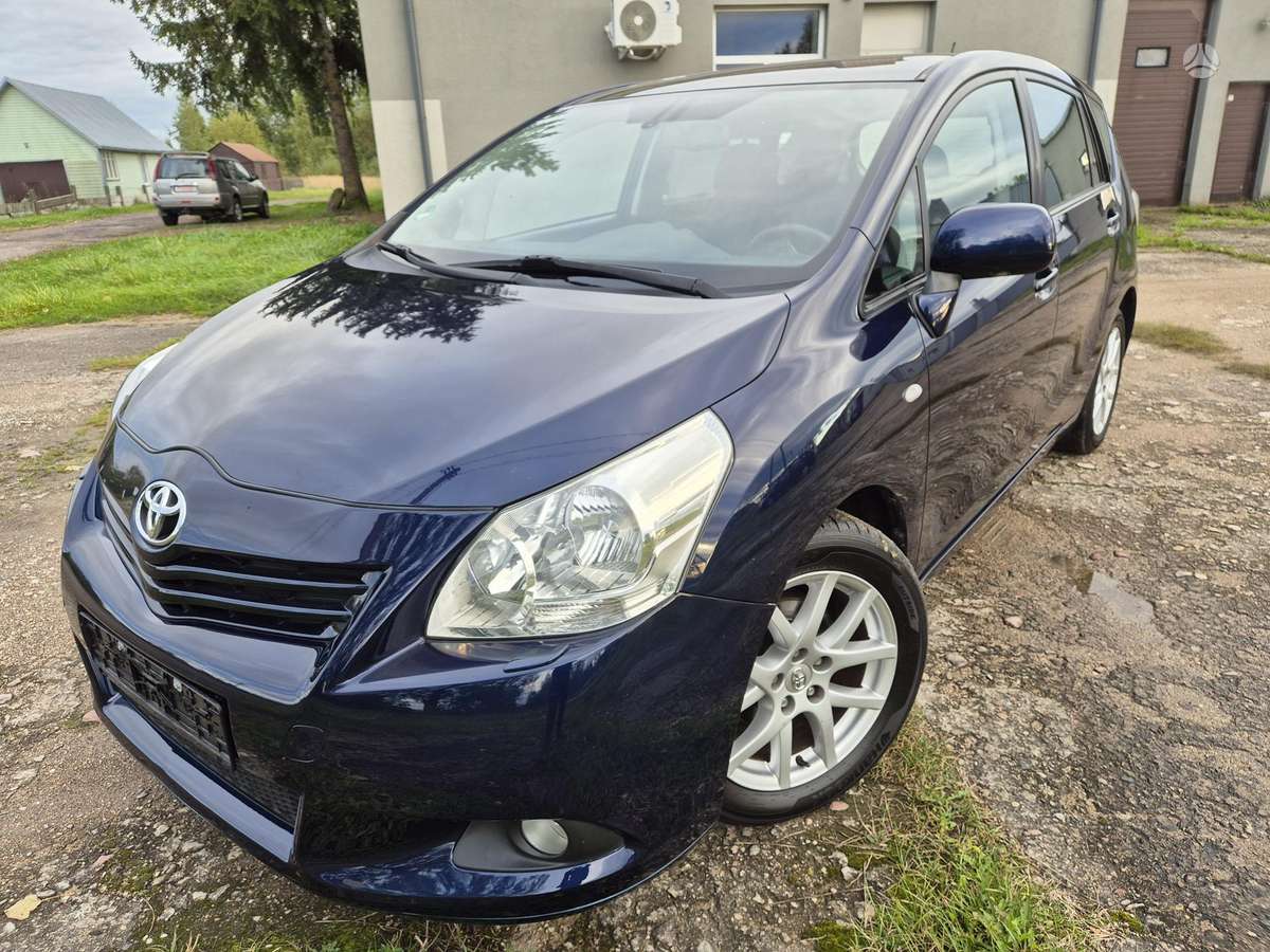Toyota Verso 2009 — rear view