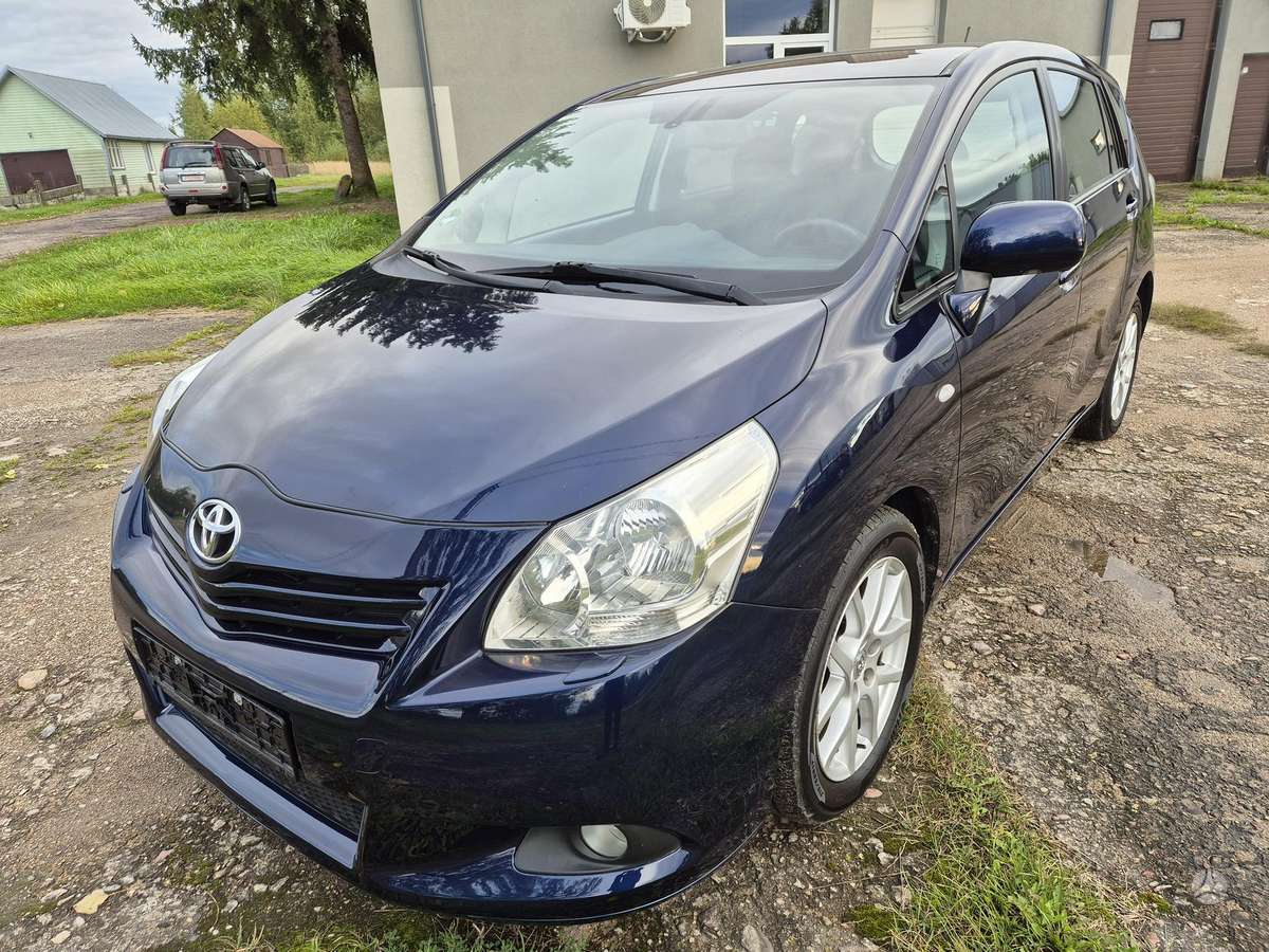 Toyota Verso 2009 — interior