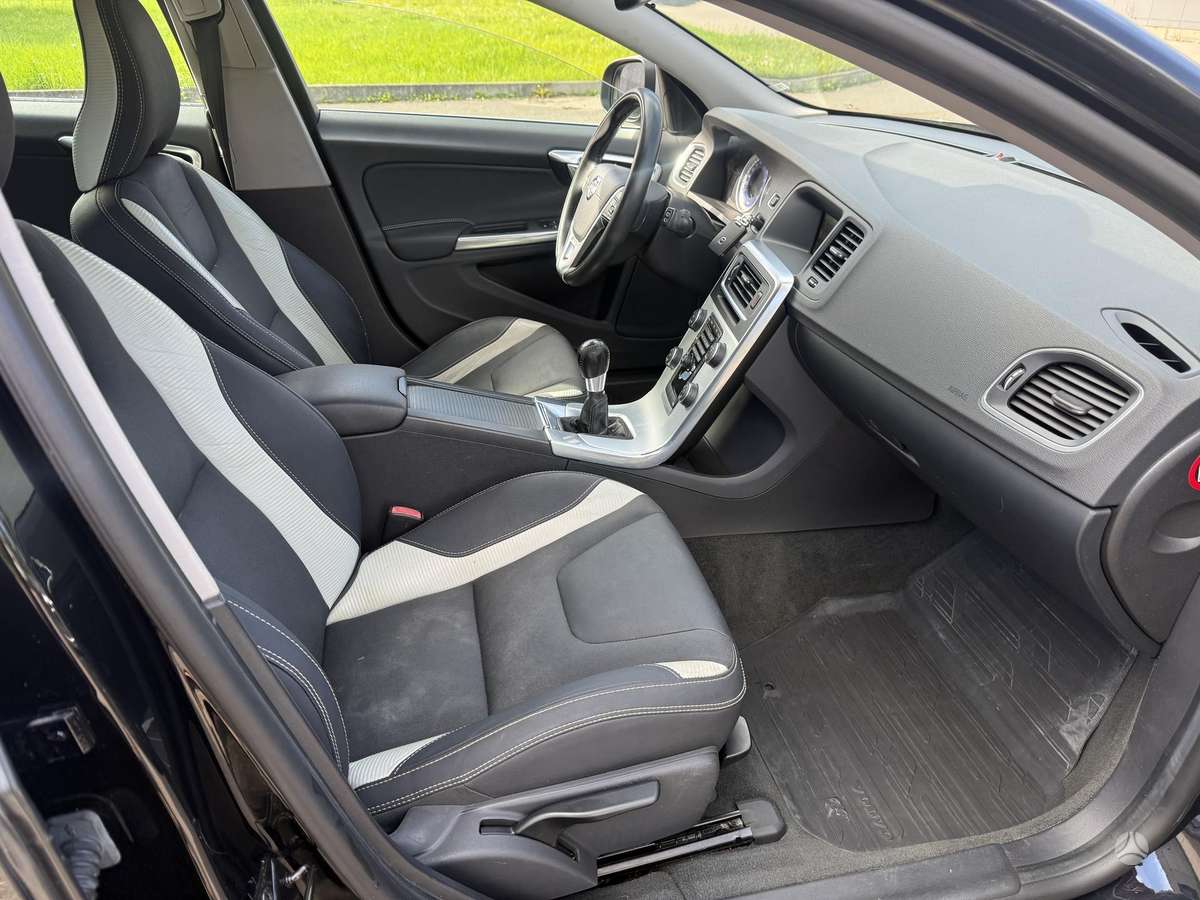 Volvo V60 2011 — photo 11