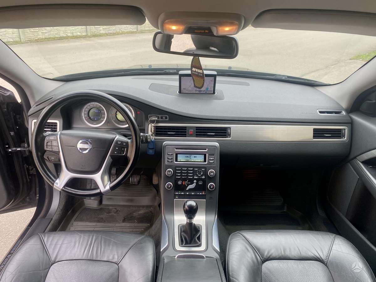 Volvo V70 2010 — photo 11