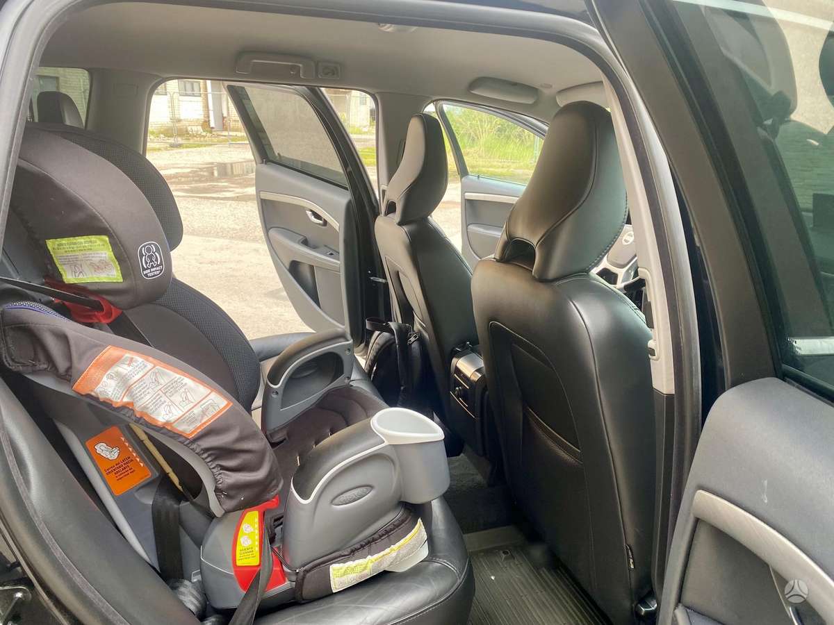 Volvo V70 2010 — photo 14