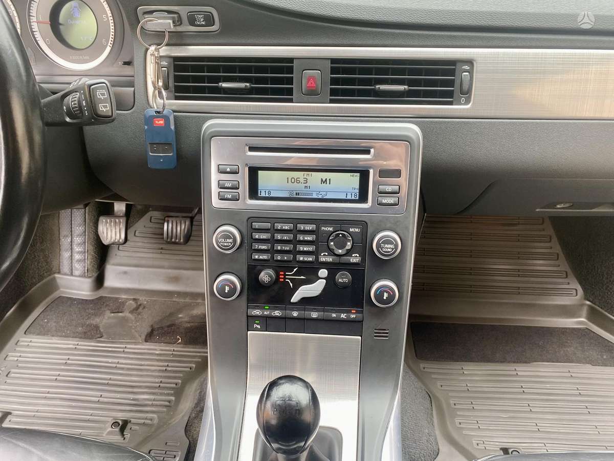 Volvo V70 2010 — photo 15