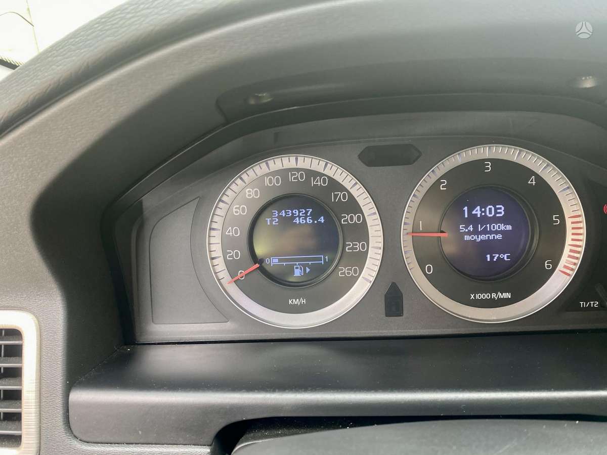 Volvo V70 2010 — photo 17