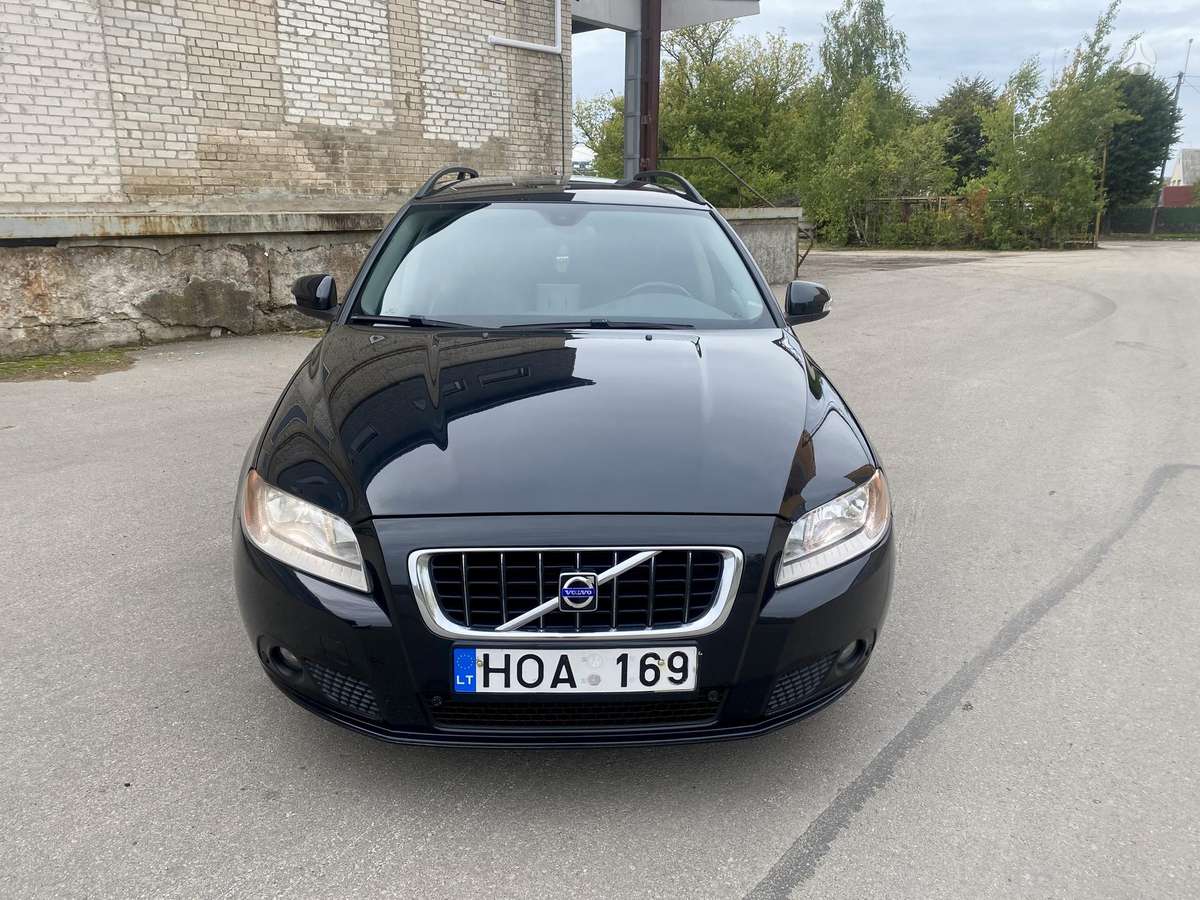 Volvo V70 2010 — rear view