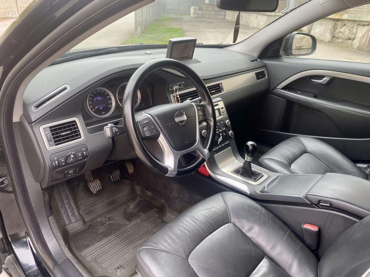 Volvo V70 2010 — photo 9