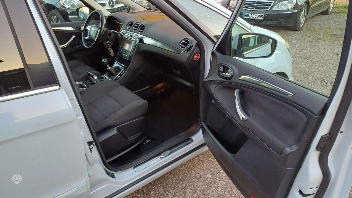 Ford S-MAX 2013 — photo 12