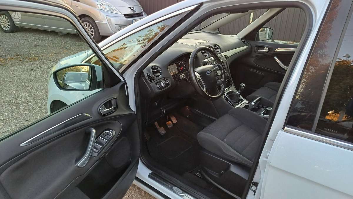 Ford S-MAX 2013 — photo 17