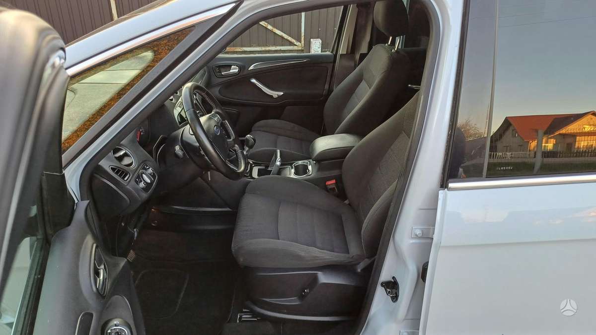 Ford S-MAX 2013 — photo 18