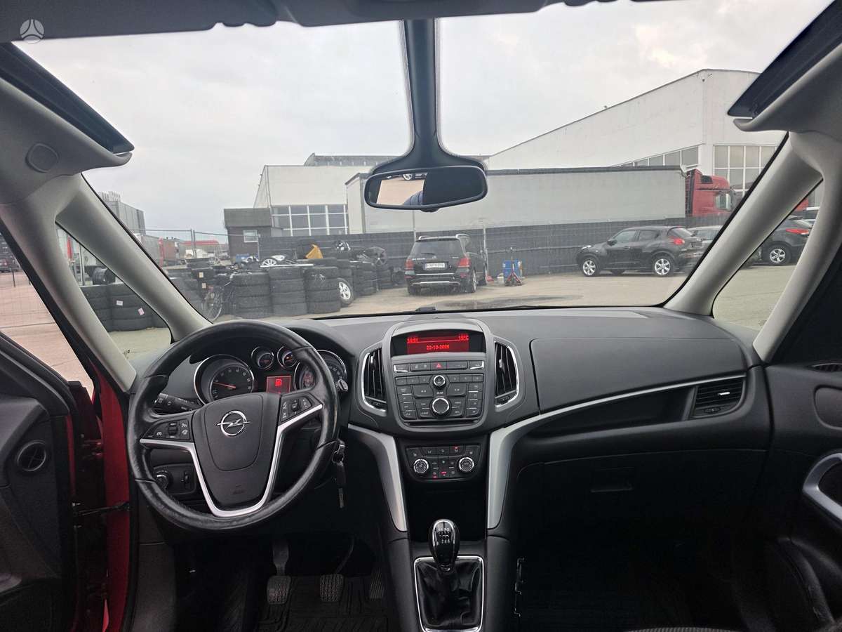 Opel Zafira 2012 — photo 32
