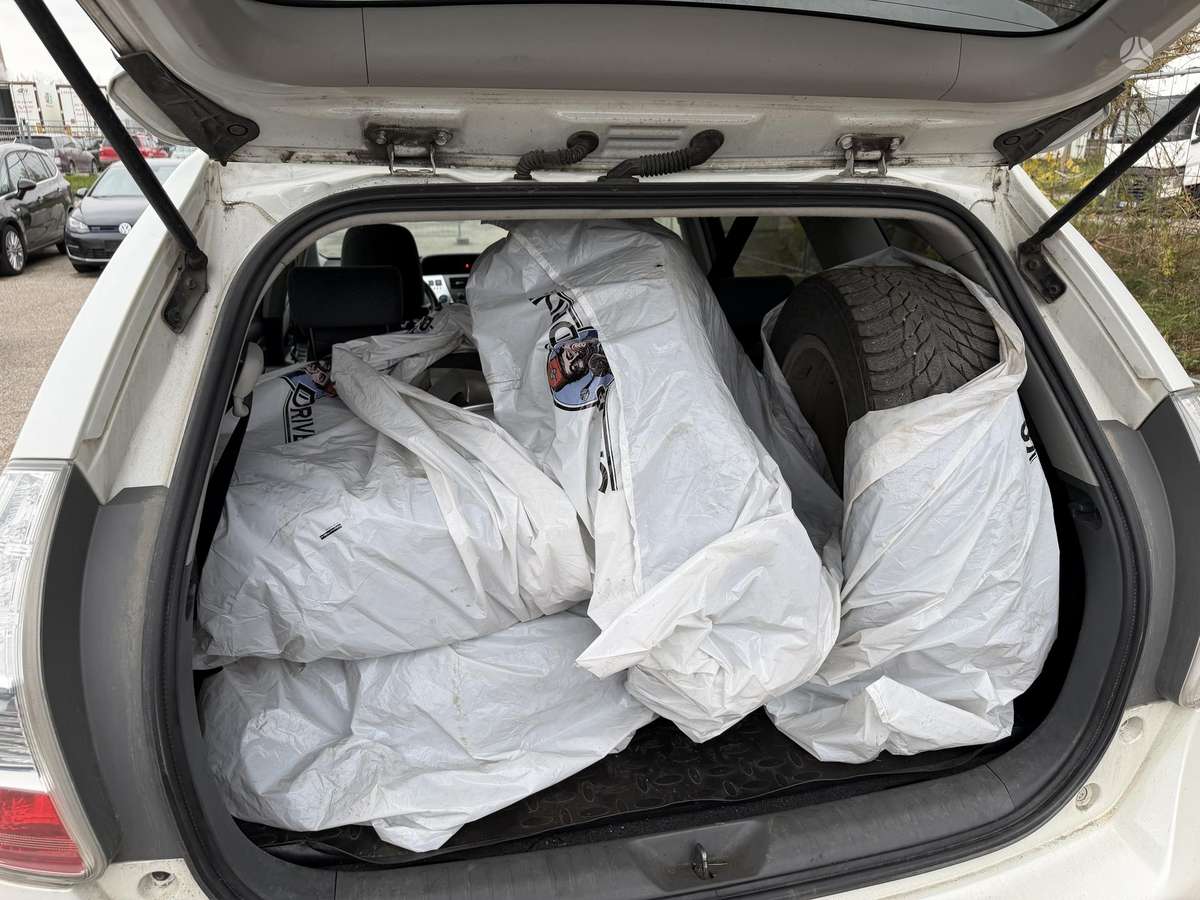 Toyota Prius+ 2012 — photo 10