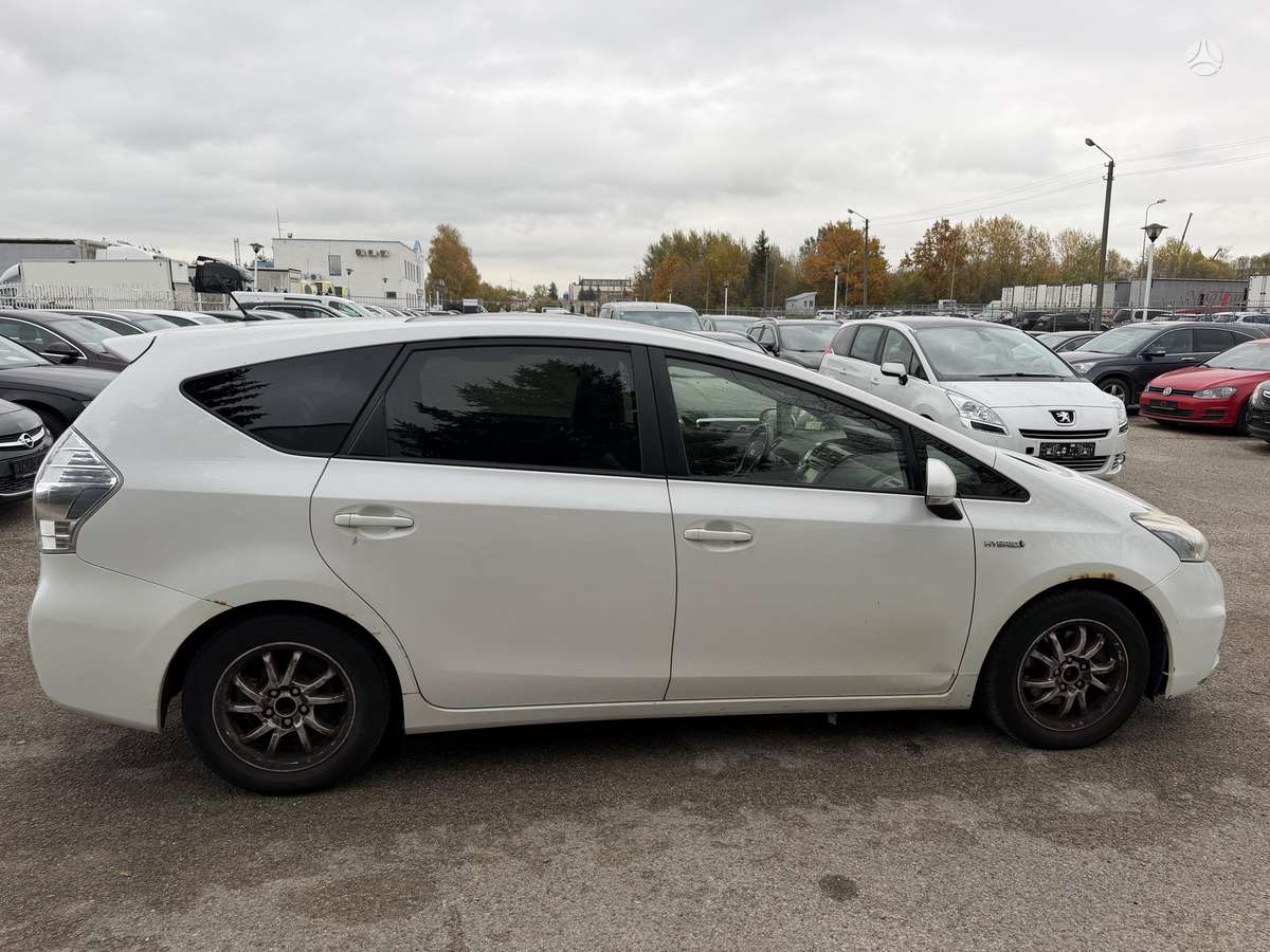 Toyota Prius+ 2012 — interior