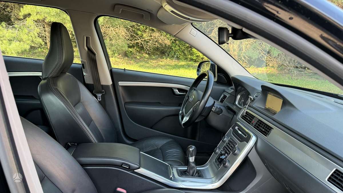 Volvo V70 2013 — photo 16