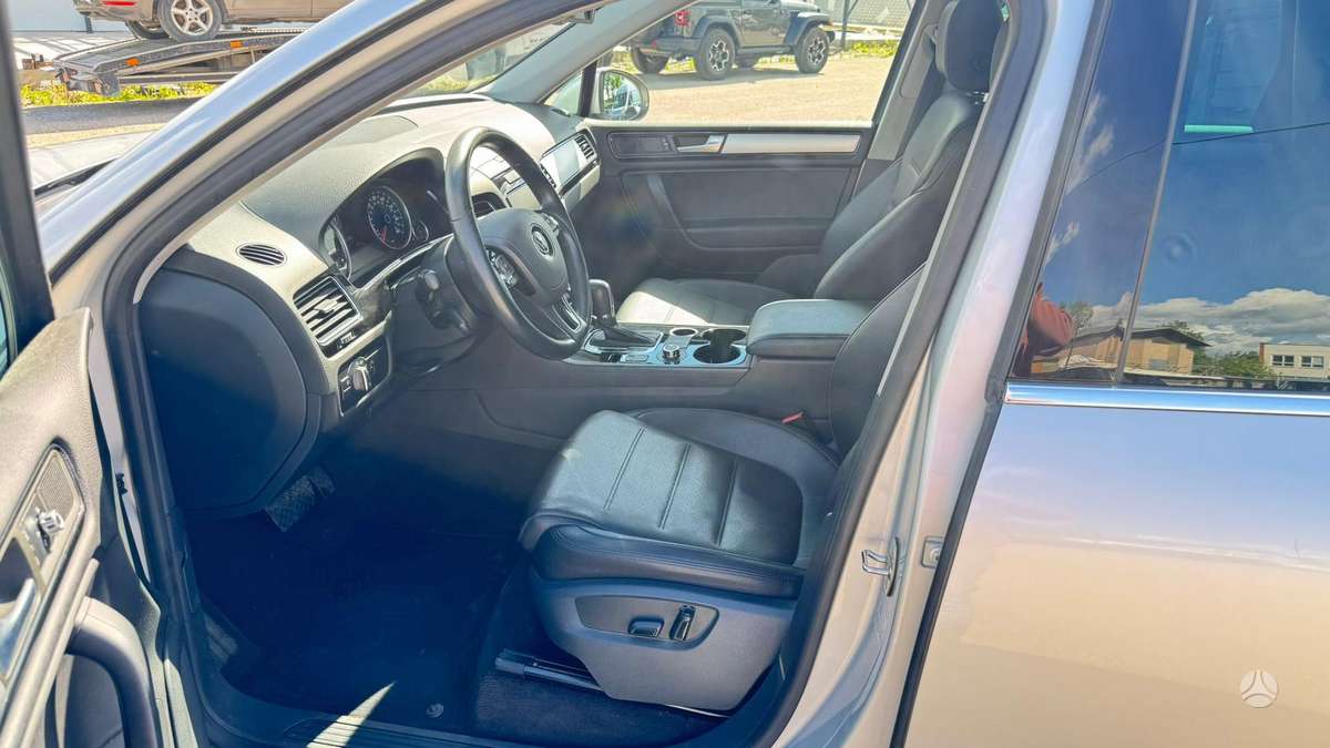 Volkswagen Touareg 2013 — photo 11