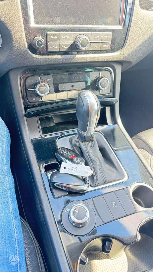 Volkswagen Touareg 2013 — photo 13