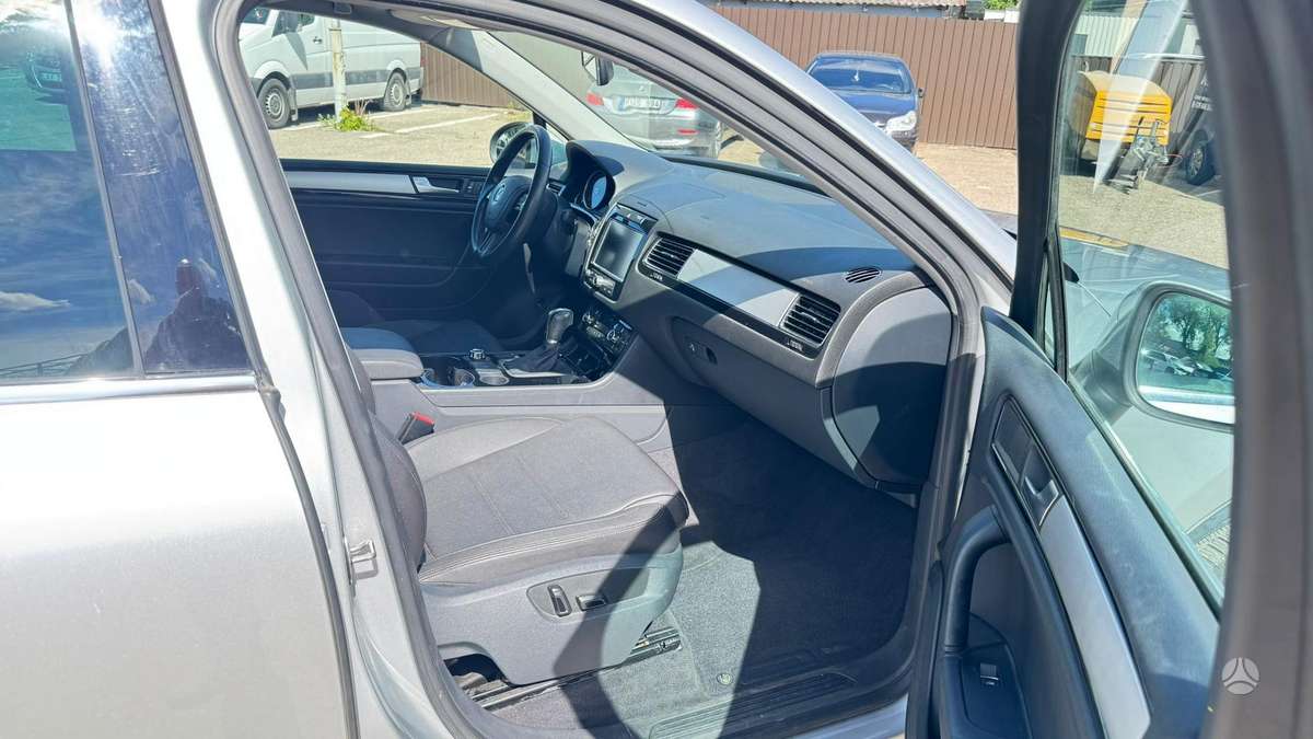 Volkswagen Touareg 2013 — photo 16