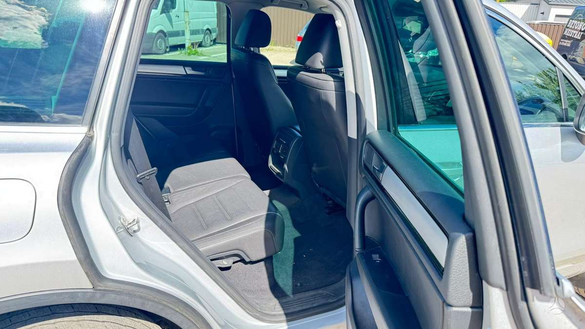 Volkswagen Touareg 2013 — photo 17