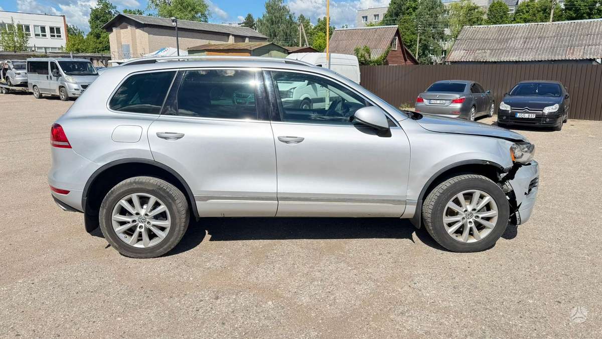 Volkswagen Touareg 2013 — rear view