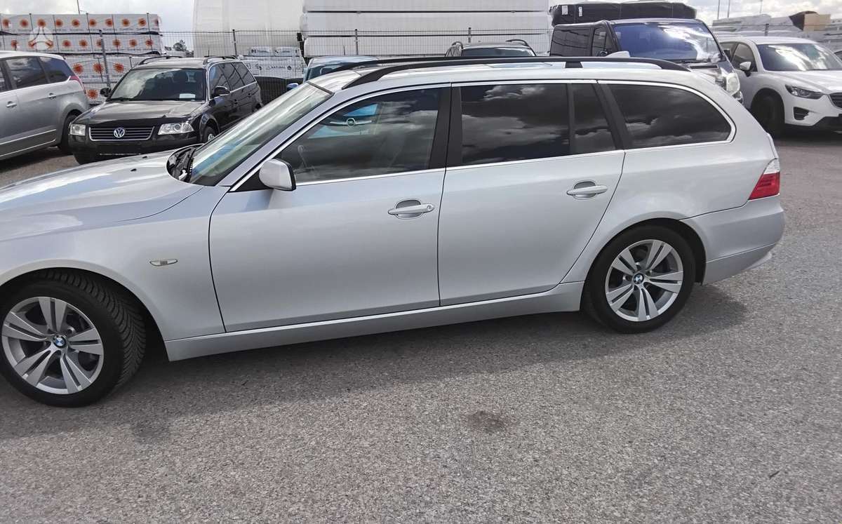 BMW 525 2008 — салон