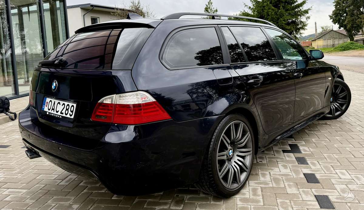 BMW 530 2005 — салон