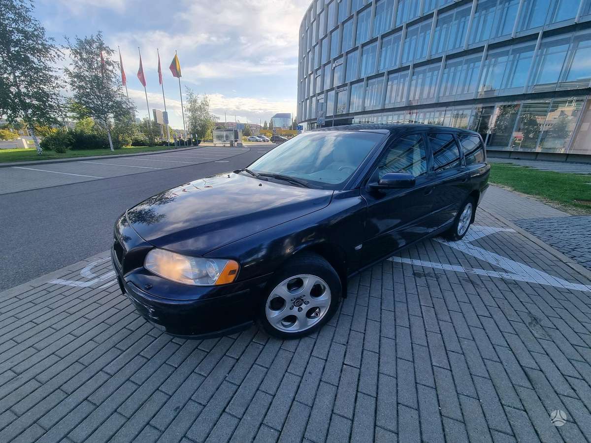 Volvo V70 2006 — rear view