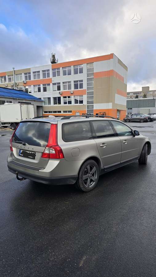 Volvo V70 2010 — вигляд ззаду