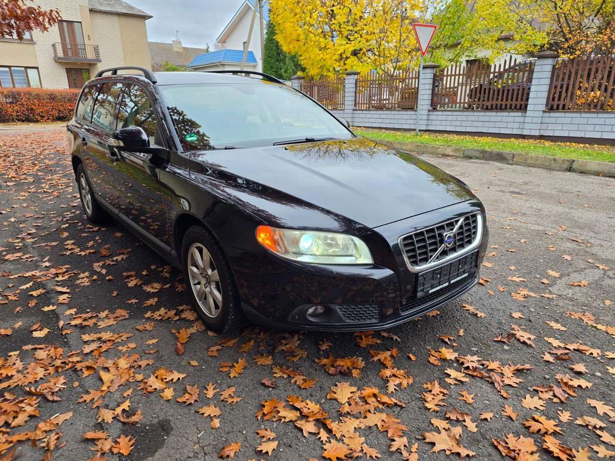 Volvo V70 2009 — rear view