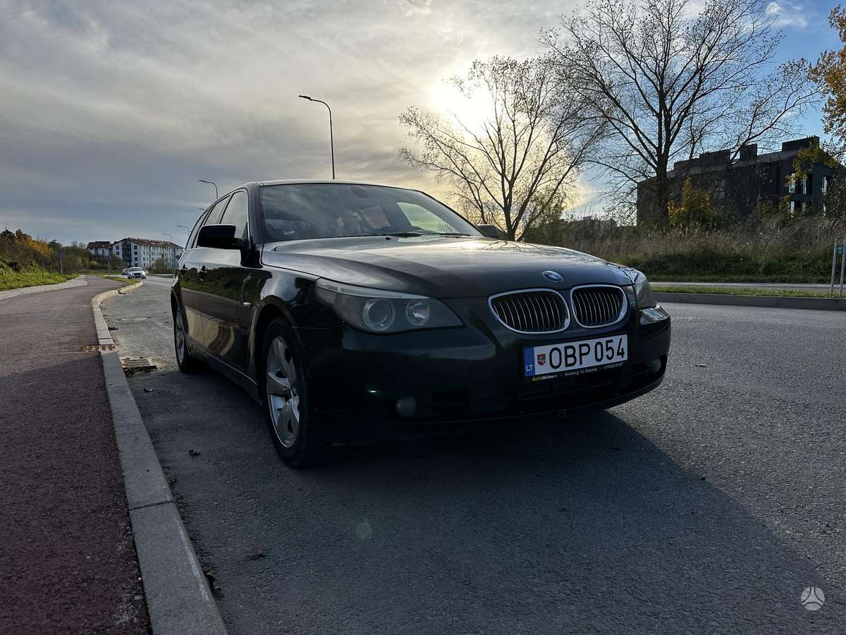 BMW 530 2006 — rear view